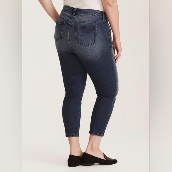 NWT Torrid Doodle Art Girlfriend Jeans👖 - Picture 3 of 9